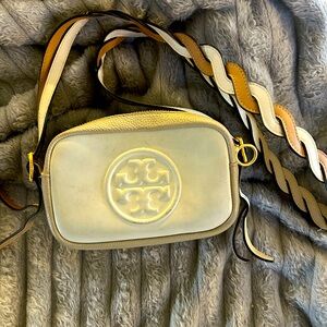 Small Tory Burch crossbody, super cute and perfect for spring and summer!